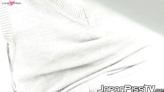 Japanese chick rubs herself outside before secretly peeing