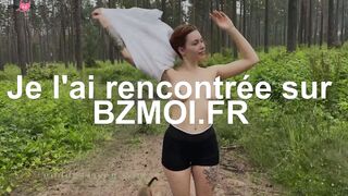 Randonnee en foret d une fille completement nue