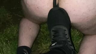 Jungsklavenfotze im Wald benutzt