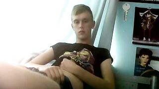 Young Hunk Austin Ellis Masturbates For The Camera