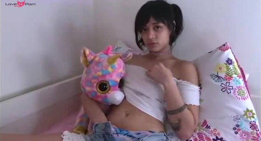 Hot MILF Uses Dildo to Stimulate Her Asshole Before Anal Sex" (in French)