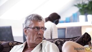 DADDY4K. Vieux mec toujours en pleine forme pour baiser la
