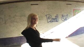 Beautiful Babe Enjoys Deep Anal Penetration