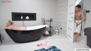 Bubble Bath Blowjob - Deepthroat & Facial For MILF Mommy POV