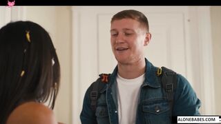 Tourist-trap Ep#1 - Sexy Tour Guide Shows Off Her Skills in Bed