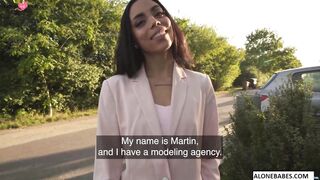 Columbiana's Cutie Pies - Colombian Babe Shakes Her Booty in Rhythm