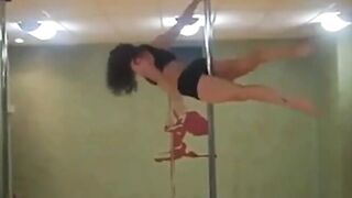 Brazilian Teacher Shows How to Dance Samba - Dança Brasileira