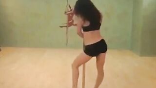 Brazilian Teacher Shows How to Dance Samba - Dança Brasileira