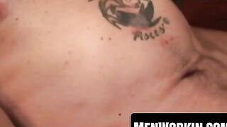 Mature Muscle Bear Wanks Off While Chatting With Fans
