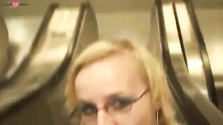 Deutsch Blondine Steffi saugt Schwanz auf einem öffentlichen Parkplatz