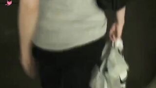 Deutsch Blondine Steffi saugt Schwanz auf einem öffentlichen Parkplatz