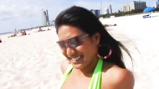 Active bitch jumps on schlong