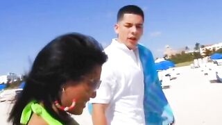 Active bitch jumps on schlong