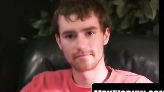 Younger built dude wanks to porn and blows his load