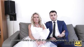 DEBT4k. Lo sposo sta guardando come la sua sposa fa sesso con un altro uomo