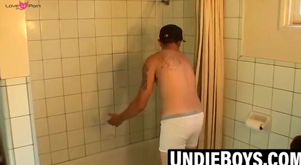 Gran Thiller showers cum into his favorite undies