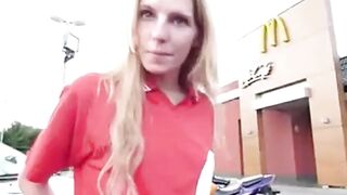 Blondes Behagliche Deutschen Fickt im Public und schwatzert mit einem grossen Schnurrhaar-Fetisch