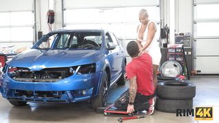 RIM4K Vehicle mechanics anus is tongued by a babe short-haired Bombshell