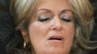 Blondes Fickluder zu Hause hart genagelt