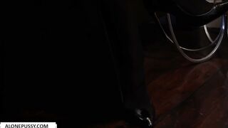 penny barber wants the married ac repair man to check her temperature_1