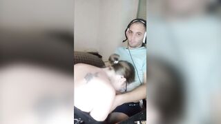 Elle Me Fait Une Fellation Quand Je Joue