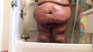 SSBBW Babe Soaks in a Private Bathtub
