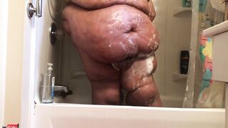 SSBBW Babe Soaks in a Private Bathtub