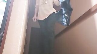 Nue dans le couloir de mon immeuble devant tout le