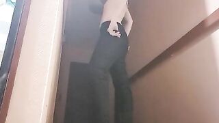 Nue dans le couloir de mon immeuble devant tout le