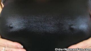 British old Gemma lets you view her masturbate