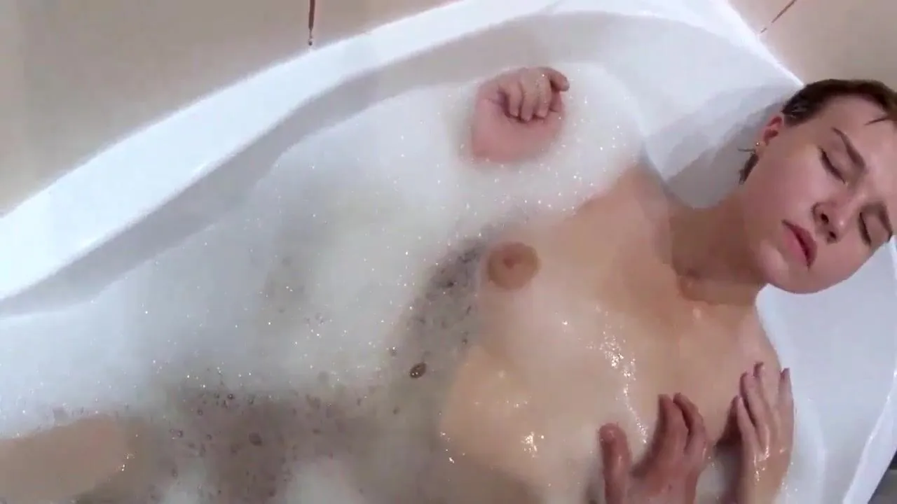 Love4Porn Presents Ryska tjejen tar ett bad med en plugg i roven bilde