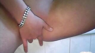 Selfmade-Teeny - alone with the vibrator inside the WC
