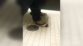 Understall pissing farts