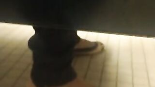 Understall pissing farts