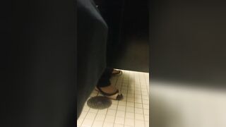 Understall pissing farts