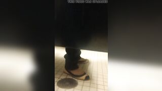 Understall pissing farts
