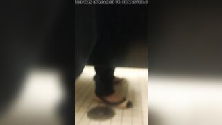 Understall pissing farts