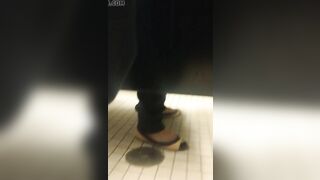 Understall pissing farts