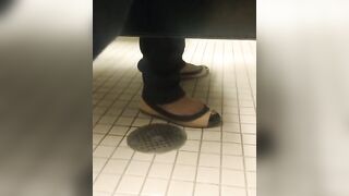 Understall pissing farts
