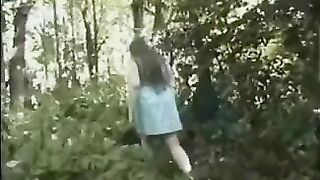 Junge Frau im Wald