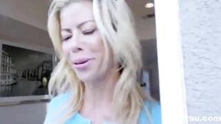 Blonde Mom mit riesigen Titten wird gerammt