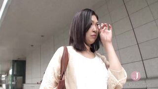 美しい若妻を便器に座らせ大人のおもちゃで犯す、突き出したケツがぷりぷり