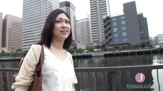 美しい若妻を便器に座らせ大人のおもちゃで犯す、突き出したケツがぷりぷり
