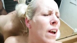 Una mom italiana scopata into bagno da un ragazzo di