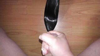 CONCEALED CUM ON HER BOMBSHELL SHOES
