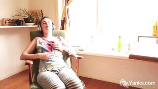 Amateur Ezmerelda Fingering Her Bushy Twat