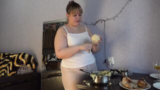 Masturbation inside tights into the kitchen, mashed potatoes