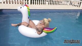 Aviva Rocks - Masturbiert auf Einhorn