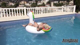 Aviva Rocks - Masturbiert auf Einhorn