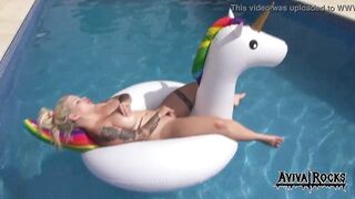 Aviva Rocks - Masturbiert auf Einhorn